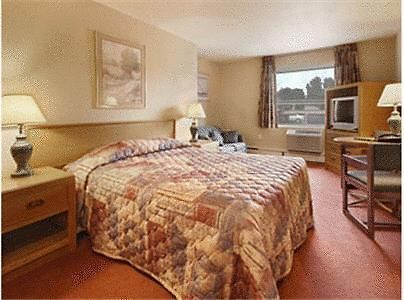 Super 8 By Wyndham Kingston Hotel Room photo