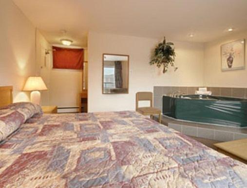 Super 8 By Wyndham Kingston Hotel Room photo