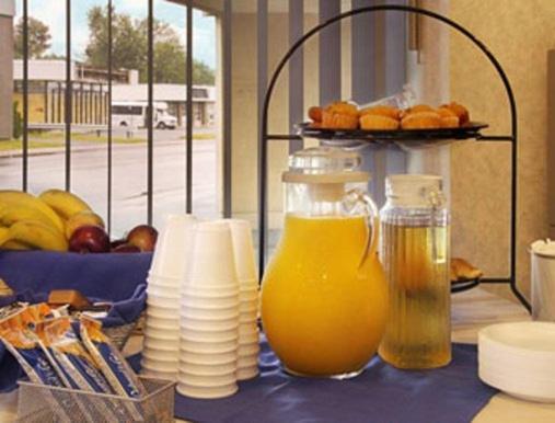 Super 8 By Wyndham Kingston Hotel Exterior photo